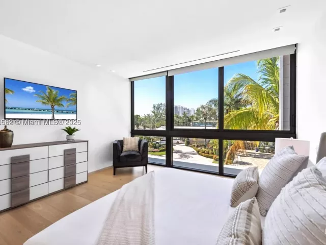 6-bedroom home for rent in Hallandale Beach - 418 Sunset Dr - MondialRealty