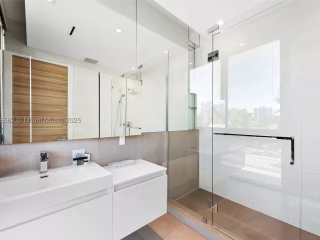 6-bedroom home for rent in Hallandale Beach - 418 Sunset Dr - MondialRealty