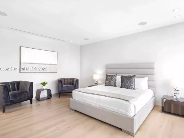 6-bedroom home for rent in Hallandale Beach - 418 Sunset Dr - MondialRealty