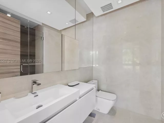 6-bedroom home for rent in Hallandale Beach - 418 Sunset Dr - MondialRealty