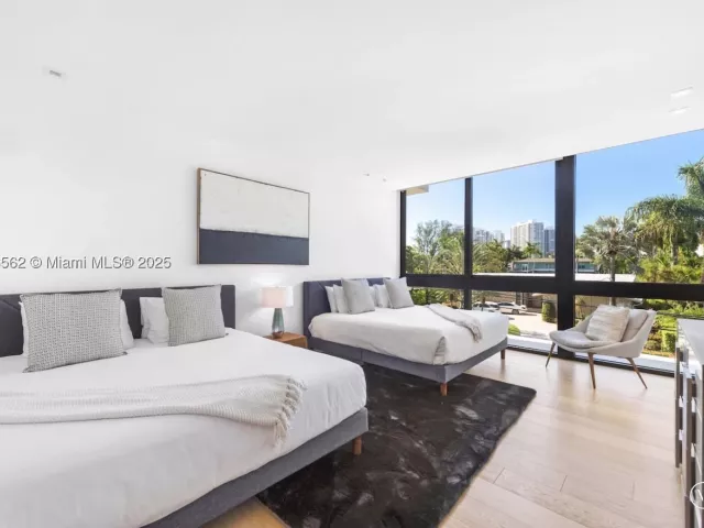 6-bedroom home for rent in Hallandale Beach - 418 Sunset Dr - MondialRealty