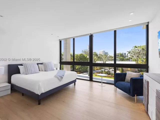 6-bedroom home for rent in Hallandale Beach - 418 Sunset Dr - MondialRealty