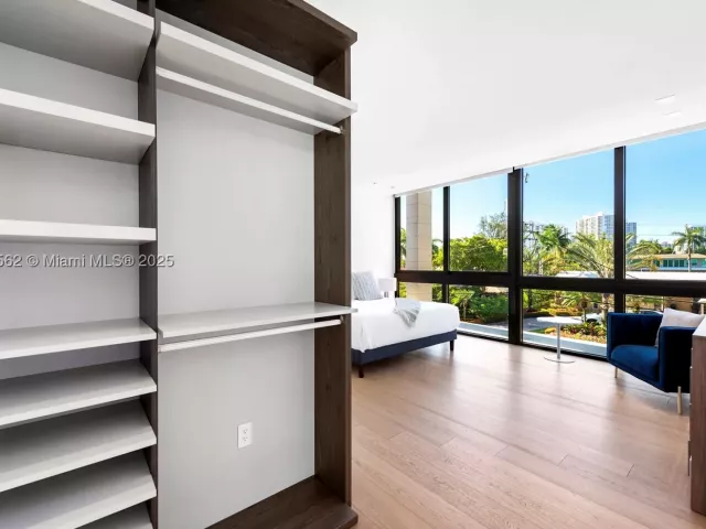 6-bedroom home for rent in Hallandale Beach - 418 Sunset Dr - MondialRealty