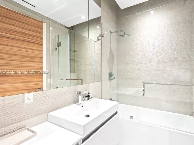 6-bedroom home for rent in Hallandale Beach - 418 Sunset Dr - MondialRealty
