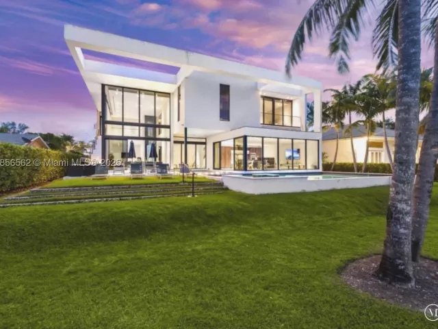 6-bedroom home for rent in Hallandale Beach - 418 Sunset Dr - MondialRealty