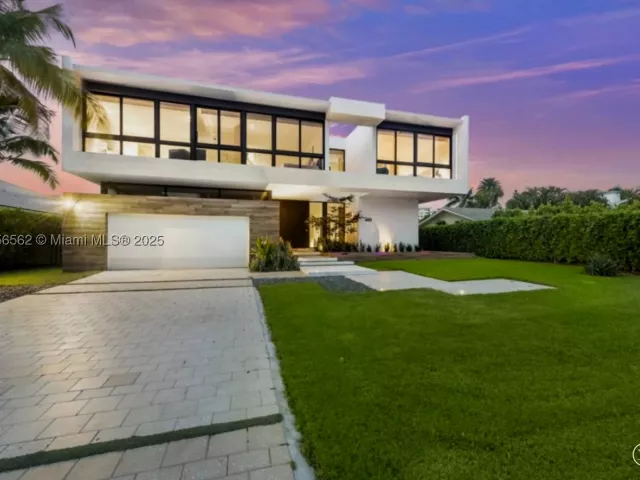 6-bedroom home for rent in Hallandale Beach - 418 Sunset Dr - MondialRealty