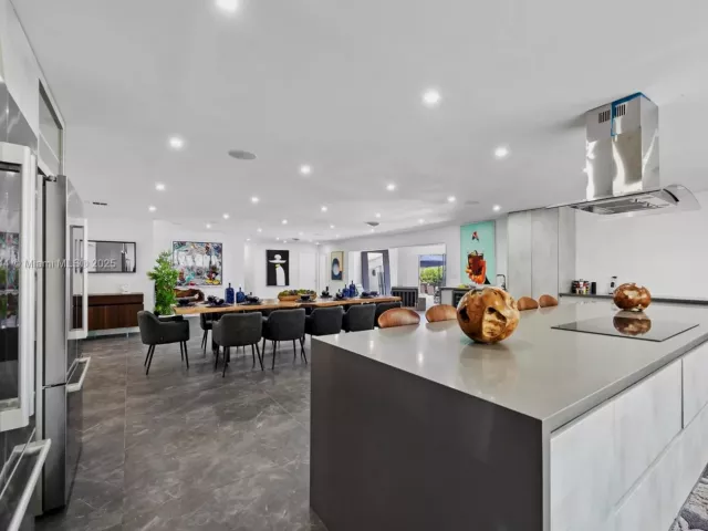 8-bedroom home for rent in Hollywood - 4322 Polk St - MondialRealty