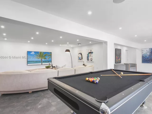 8-bedroom home for rent in Hollywood - 4322 Polk St - MondialRealty