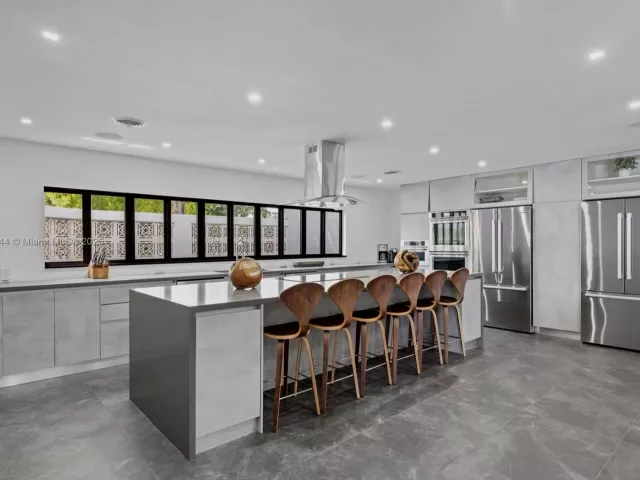 8-bedroom home for rent in Hollywood - 4322 Polk St - MondialRealty