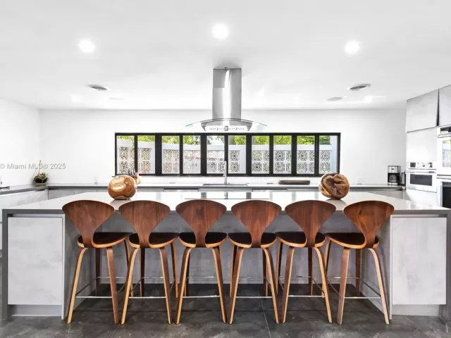 8-bedroom home for rent in Hollywood - 4322 Polk St - MondialRealty