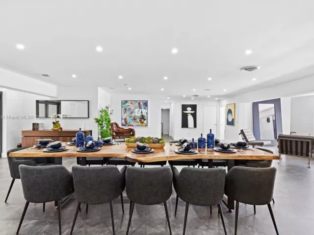 8-bedroom home for rent in Hollywood - 4322 Polk St - MondialRealty