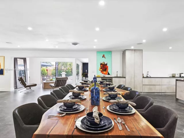 8-bedroom home for rent in Hollywood - 4322 Polk St - MondialRealty