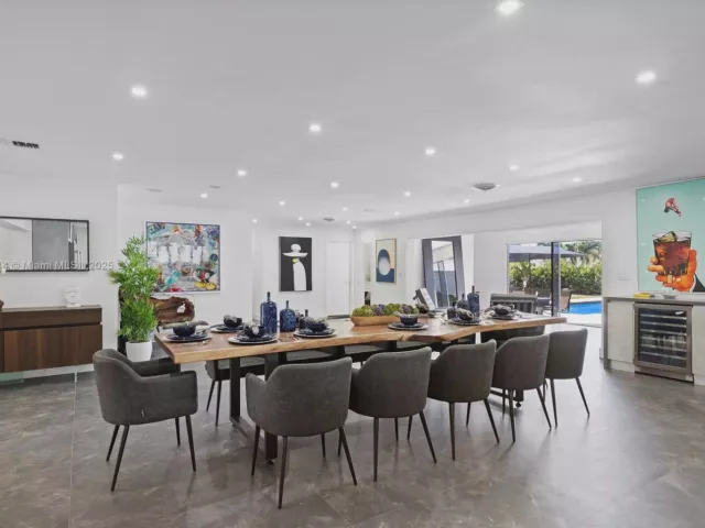 8-bedroom home for rent in Hollywood - 4322 Polk St - MondialRealty