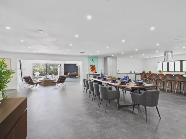 8-bedroom home for rent in Hollywood - 4322 Polk St - MondialRealty