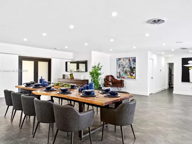 8-bedroom home for rent in Hollywood - 4322 Polk St - MondialRealty