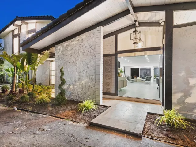 8-bedroom home for rent in Hollywood - 4322 Polk St - MondialRealty