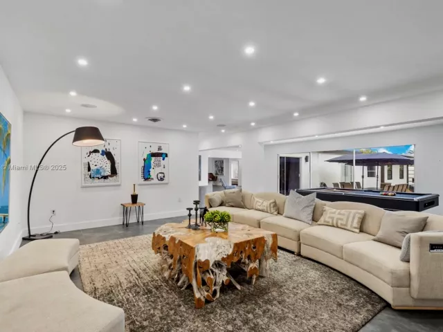 8-bedroom home for rent in Hollywood - 4322 Polk St - MondialRealty