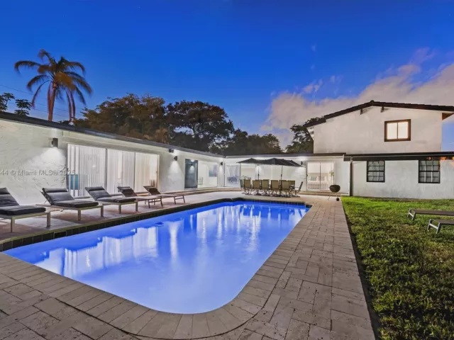 8-bedroom home for rent in Hollywood - 4322 Polk St - MondialRealty
