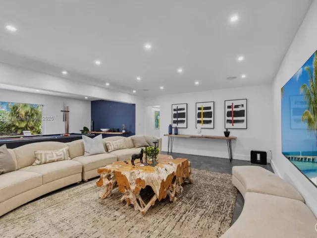8-bedroom home for rent in Hollywood - 4322 Polk St - MondialRealty