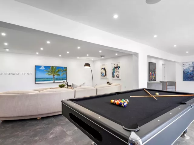 8-bedroom home for rent in Hollywood - 4322 Polk St - MondialRealty