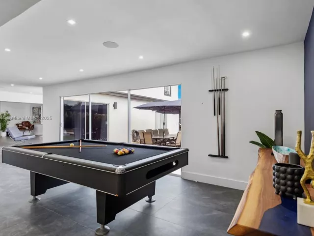 8-bedroom home for rent in Hollywood - 4322 Polk St - MondialRealty