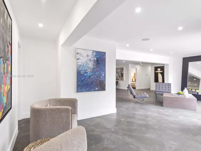 8-bedroom home for rent in Hollywood - 4322 Polk St - MondialRealty