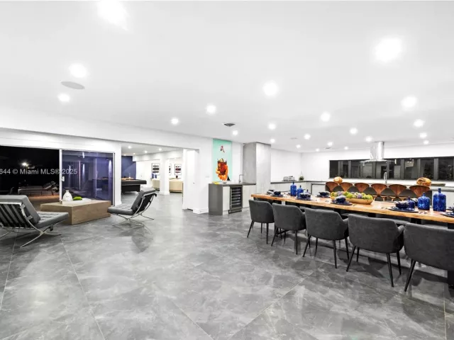8-bedroom home for rent in Hollywood - 4322 Polk St - MondialRealty