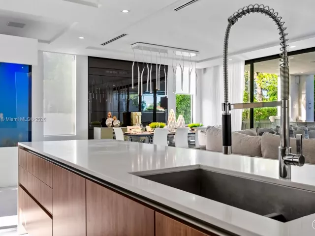 5-bedroom home for rent in Fort Lauderdale - 310 SE 11th Ave - MondialRealty