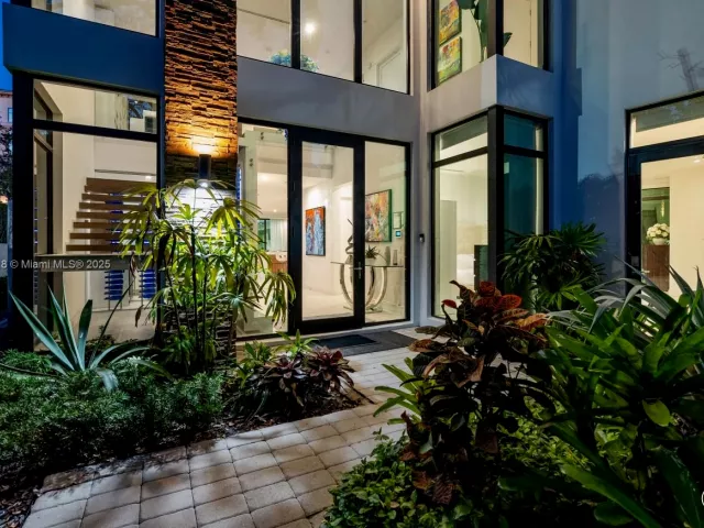 5-bedroom home for rent in Fort Lauderdale - 310 SE 11th Ave - MondialRealty