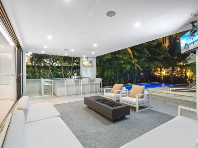 5-bedroom home for rent in Fort Lauderdale - 310 SE 11th Ave - MondialRealty