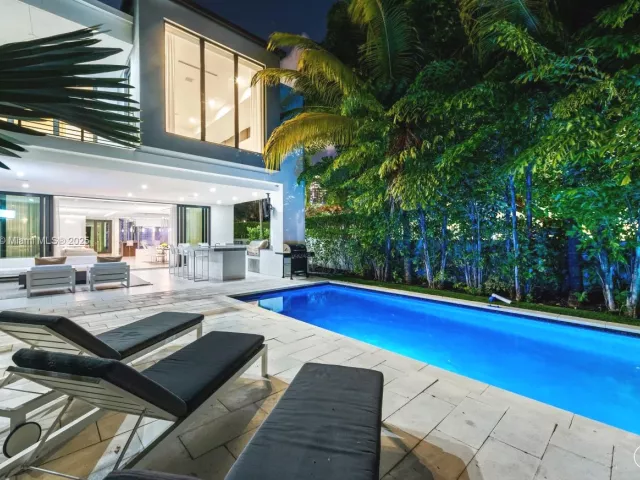 5-bedroom home for rent in Fort Lauderdale - 310 SE 11th Ave - MondialRealty