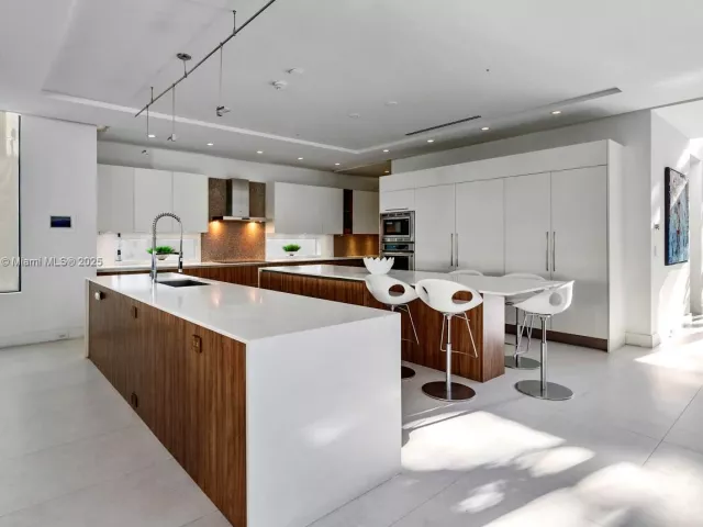 5-bedroom home for rent in Fort Lauderdale - 310 SE 11th Ave - MondialRealty