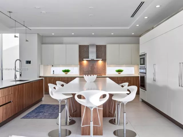 5-bedroom home for rent in Fort Lauderdale - 310 SE 11th Ave - MondialRealty