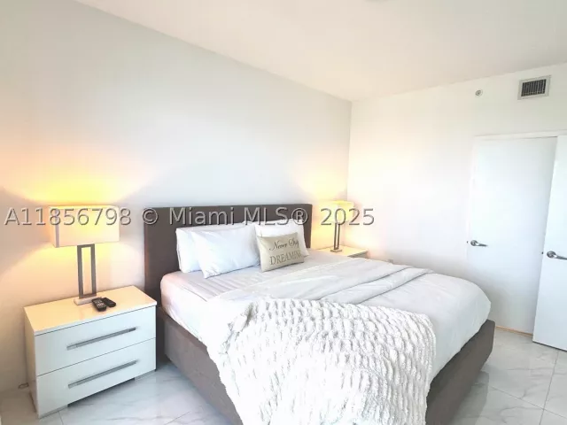 1-bedroom condo for rent in North Miami Beach - 16385 Biscayne Blvd 2720 - MondialRealty