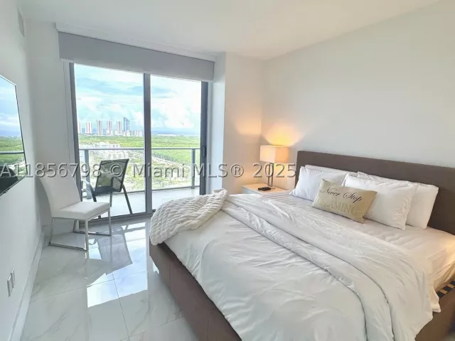 1-bedroom condo for rent in North Miami Beach - 16385 Biscayne Blvd 2720 - MondialRealty