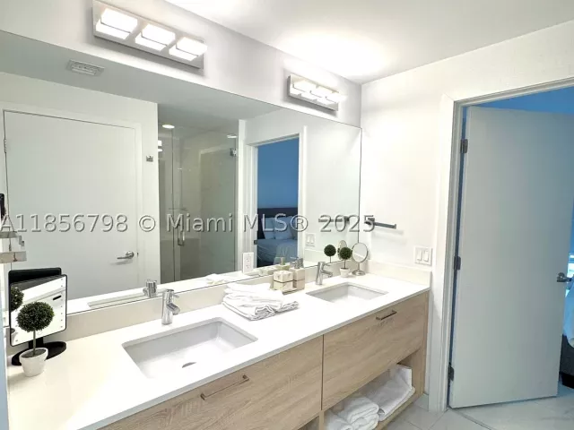1-bedroom condo for rent in North Miami Beach - 16385 Biscayne Blvd 2720 - MondialRealty