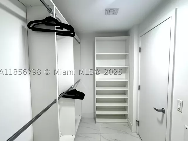 1-bedroom condo for rent in North Miami Beach - 16385 Biscayne Blvd 2720 - MondialRealty