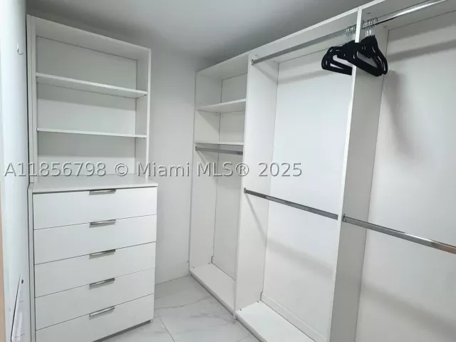 1-bedroom condo for rent in North Miami Beach - 16385 Biscayne Blvd 2720 - MondialRealty