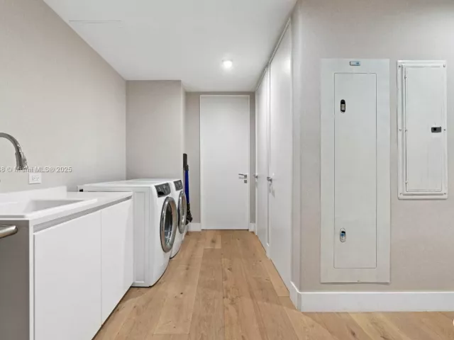 4-bedroom condo for sale in Miami - 1000 Biscayne Blvd 2402 - MondialRealty