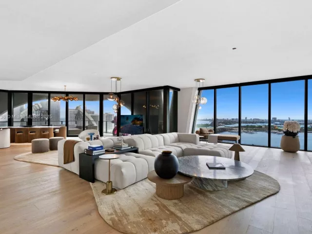 4-bedroom condo for sale in Miami - 1000 Biscayne Blvd 2402 - MondialRealty