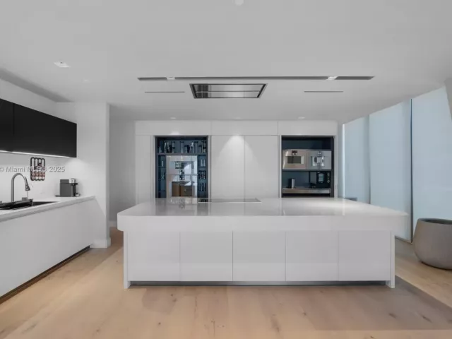 4-bedroom condo for sale in Miami - 1000 Biscayne Blvd 2402 - MondialRealty