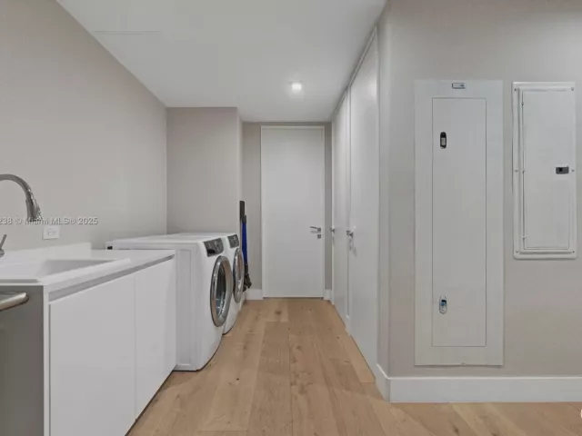 4-bedroom condo for sale in Miami - 1000 Biscayne Blvd 2402 - MondialRealty