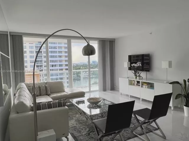 1-bedroom condo for rent in Miami Beach - 5601 Collins Ave 1115 - MondialRealty