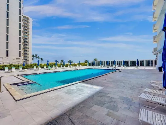 1-bedroom condo for rent in Miami Beach - 5601 Collins Ave 1115 - MondialRealty