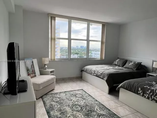 1-bedroom condo for rent in Miami Beach - 5601 Collins Ave 1115 - MondialRealty