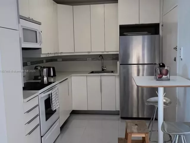 1-bedroom condo for rent in Miami Beach - 5601 Collins Ave 1115 - MondialRealty