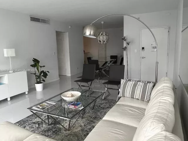 1-bedroom condo for rent in Miami Beach - 5601 Collins Ave 1115 - MondialRealty