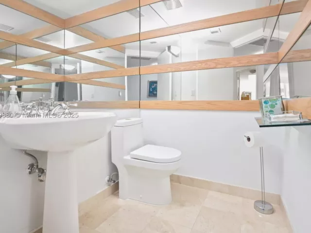 2-bedroom condo for sale in Surfside - 9595 Collins Ave N7-D - MondialRealty