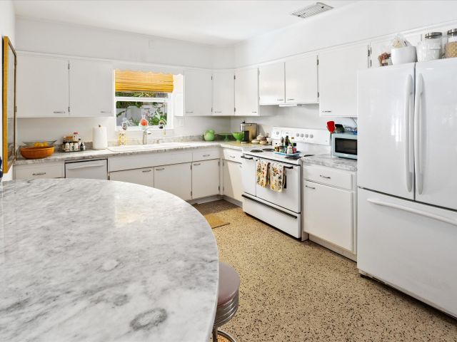 Home for rent at 202 32nd Street - photo 6408644