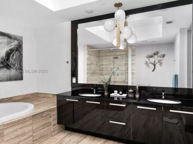 3-bedroom condo for rent in Sunny Isles Beach - 16001 Collins Ave 907 - MondialRealty